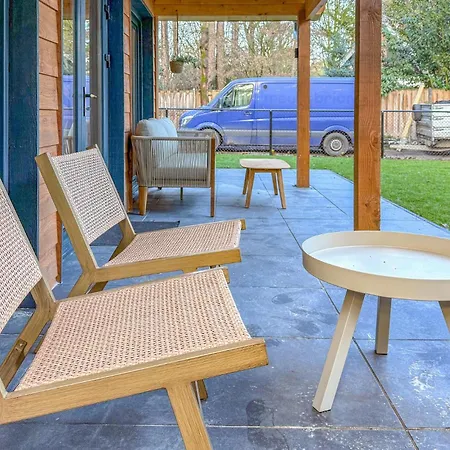 3 Bedroom Lovely In Holiday home